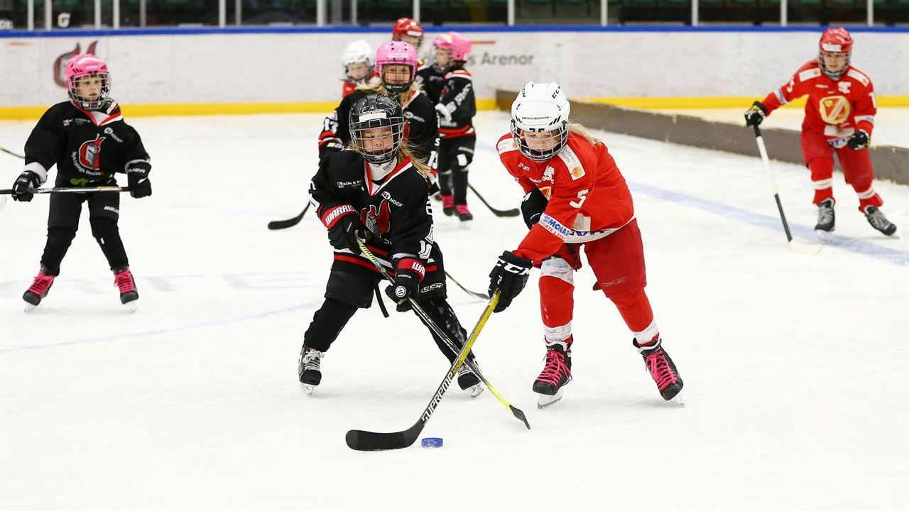 Barn som spelar hockey