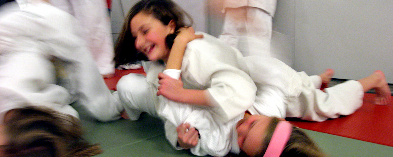 Tre barn tränar judo