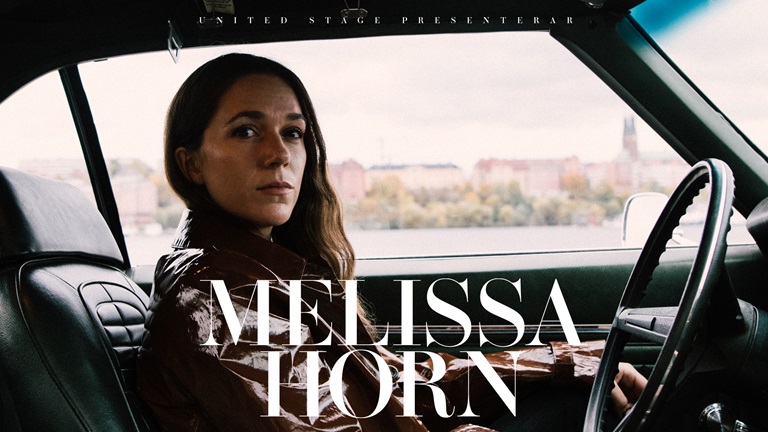 Melissa Horn sitter i en bil.