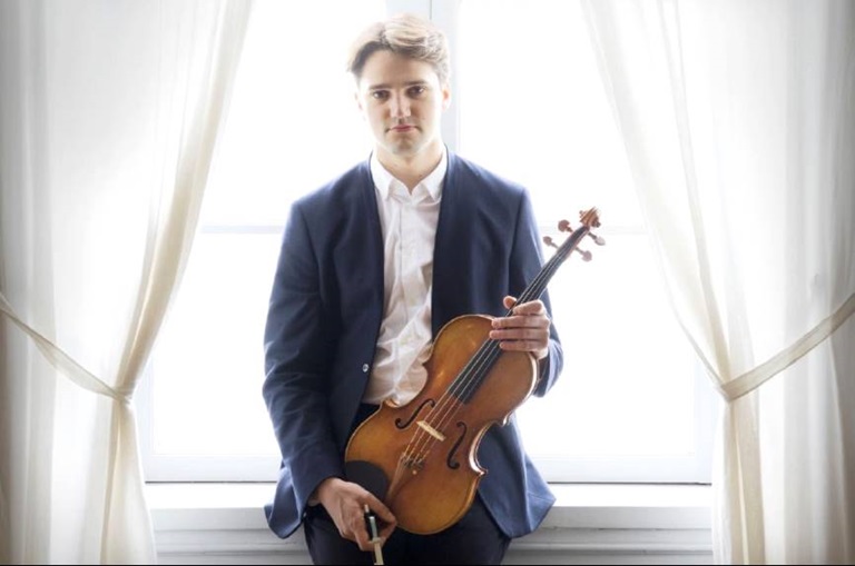 Albin Uusijärvi med sin viola.
