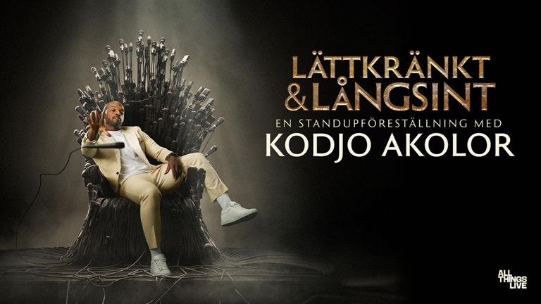 Kodjo Akolor sitter i "GOT-tronen". Text i bild: Lättkränkt & långsint. En standupföreställning med Kodjo Akor.