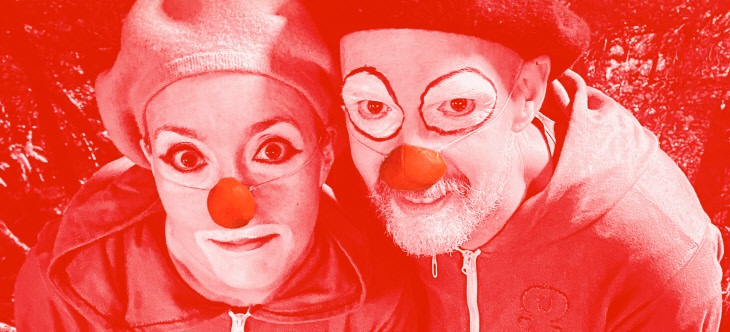 En röd bild med två clowner