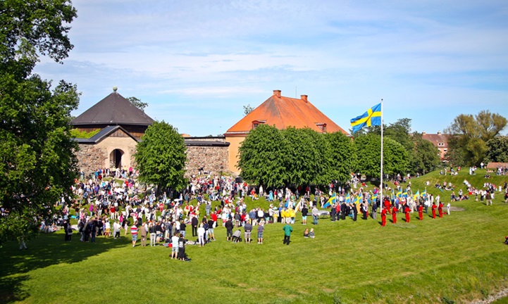 Festligt nationaldagsfirande på Vallarna vid Nyköpingshus. Det är alltid solsken.