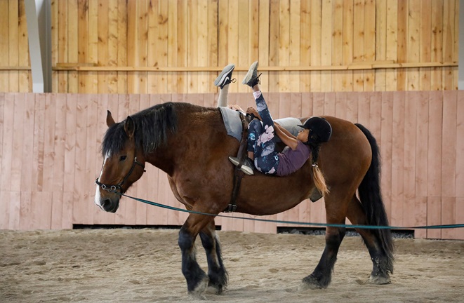 Voltigeträning_ridhus_barn_ungdomar_sport_träning