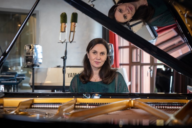Pianisten Christina Grigoryants sitter vid ett piano