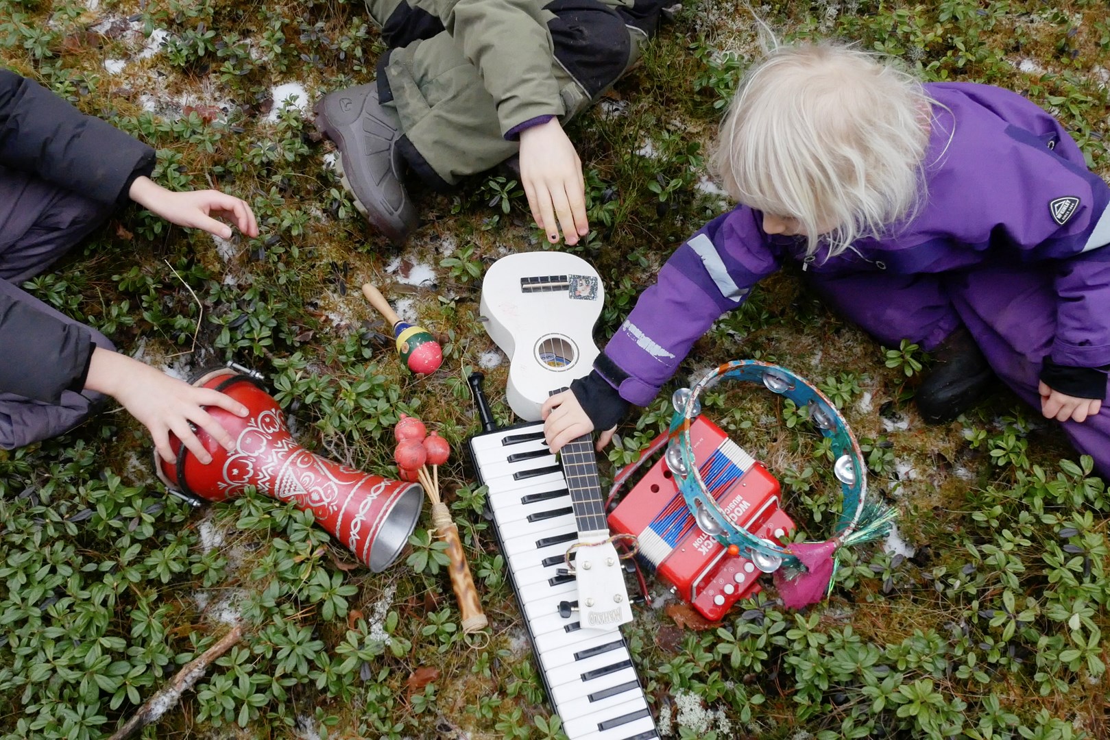Musiklek för barn ute i skogen