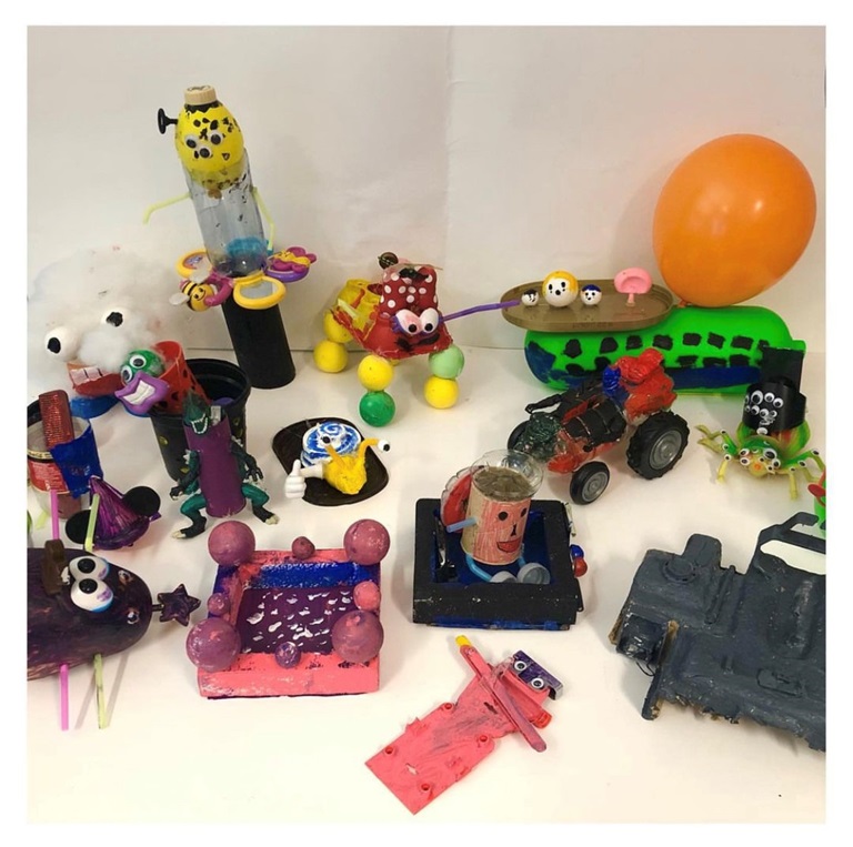 Bild på flera figurer gjorda av leksaker som tagits isär och byggts ihop på nytt.