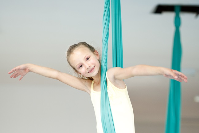 Workshop Flying Yoga Kids (1 vuxen+1 barn 6-13 år). Missa inte chansen att delta i denna unika aktivitet tillsammans med ditt barn eller barnbarn.