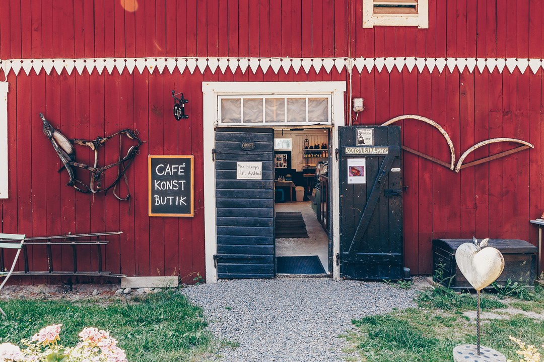 En öppen dörr till en röd lada. Lantlig miljö. En öppen dörr till en röd lada. Lantlig miljö.