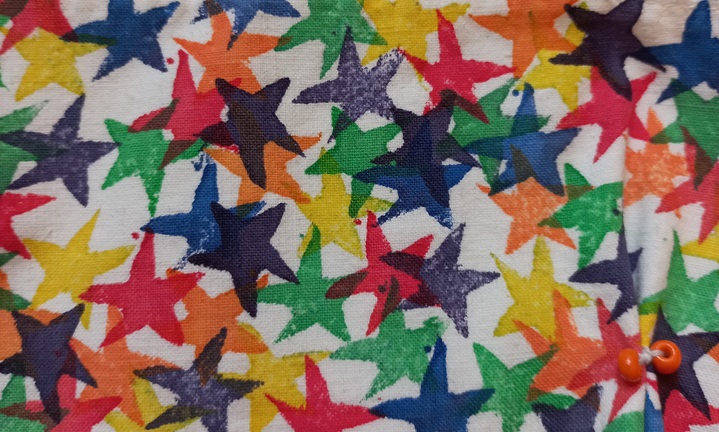 Ett vitt tyg med massor med stjänor i olika olika färger.