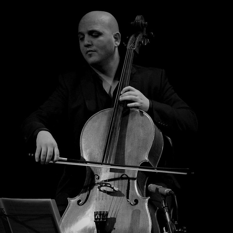 Bild på Bashar Sharifa med sin cello.