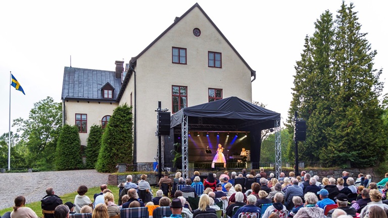 Populärklassisk musik i Sörmländsk park miljö.