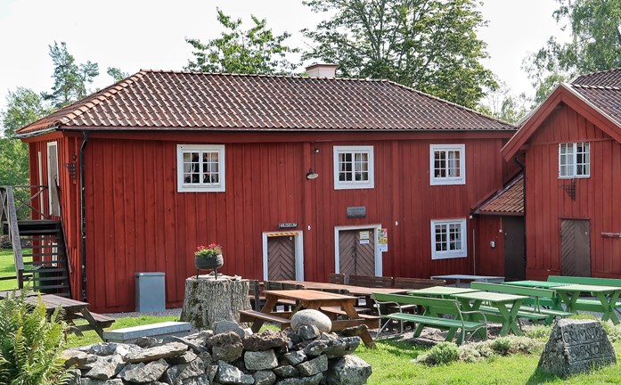 Bild på röd byggnad på hembygdsgården.