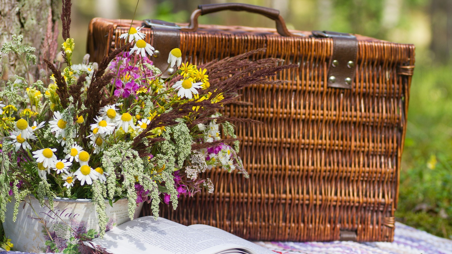 Picknick-korg med blommor.