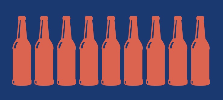 Orange ölflaskor mot blå bakgrund