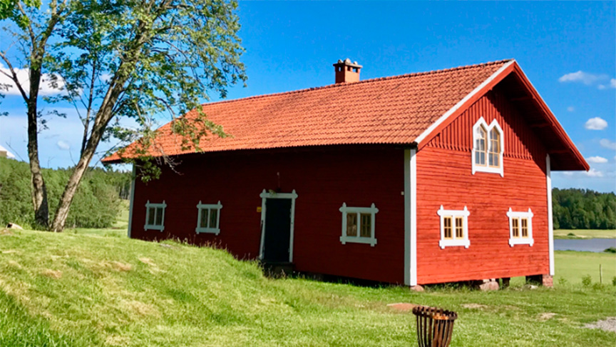 Ett rött hus en sommardag