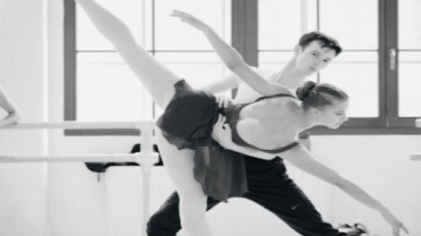 En kvinna och man som dansar balett