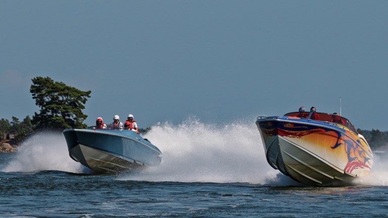 Bild som visar två snabba båtar