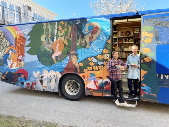 Bilden visar bokbussen och två personal från stadsbiblioteket i Nyköping