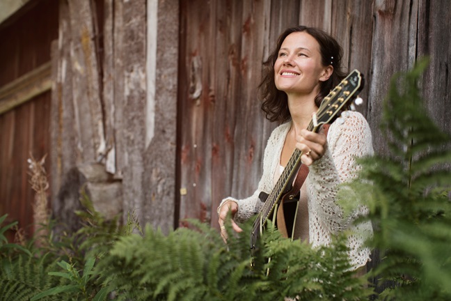 Kvinna med gitarr