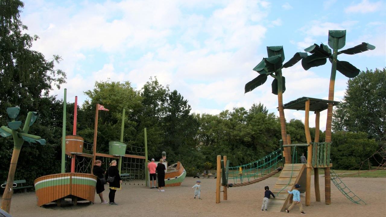 En lekplats med lekande barn 