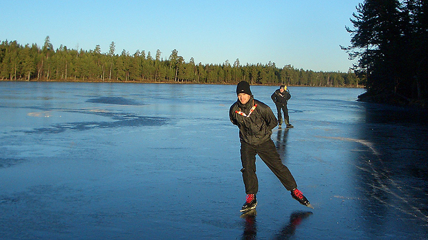 Två skridskoåkare på isen.