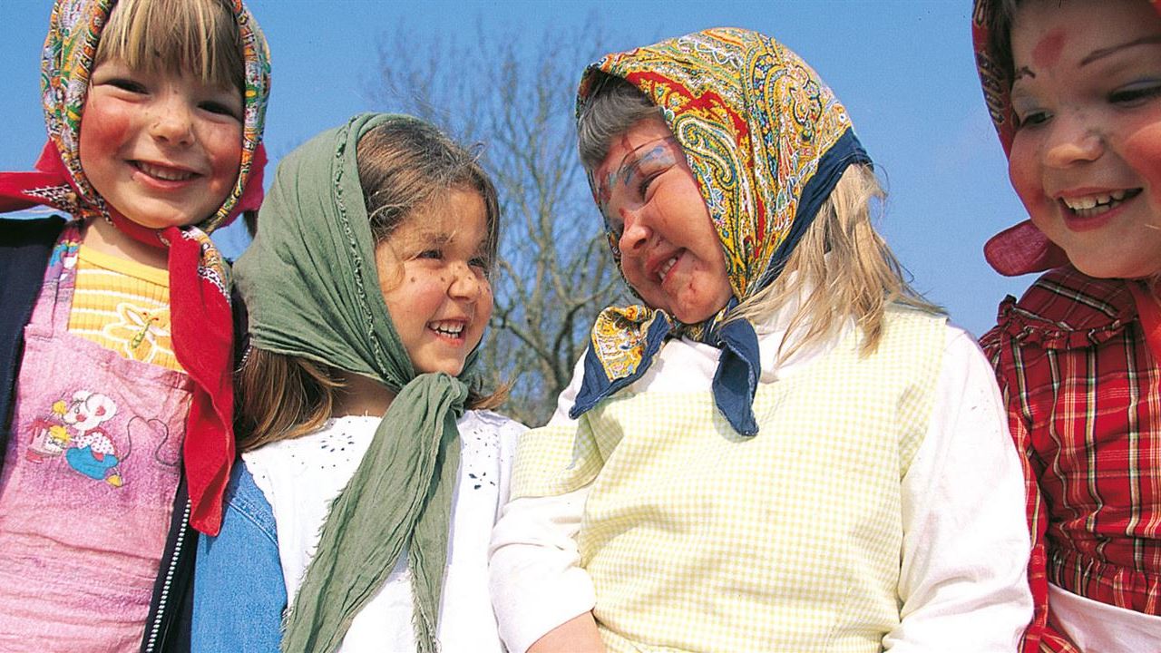 Fyra flickor utklädda till påskkärringar