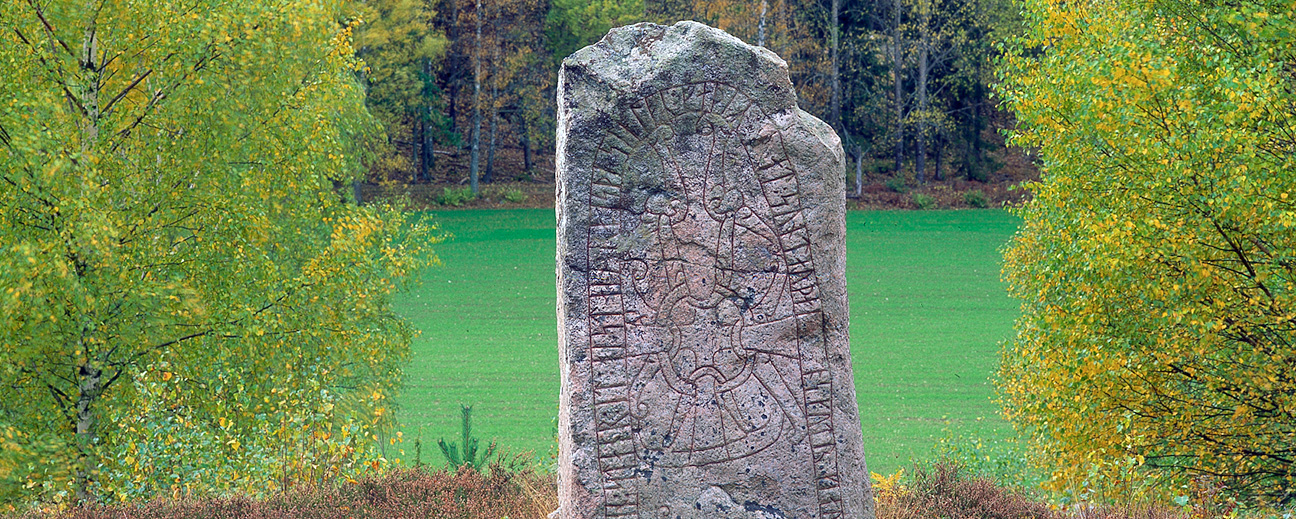 I en hög sten har runor blivit inristade.