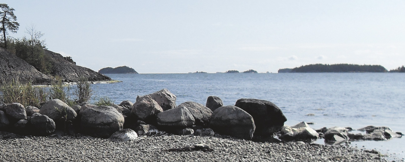 En stenig strand i Bråviken.