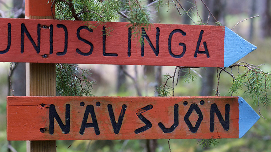 Sörmlandsledens orangea skyltar vid Nävsjön.