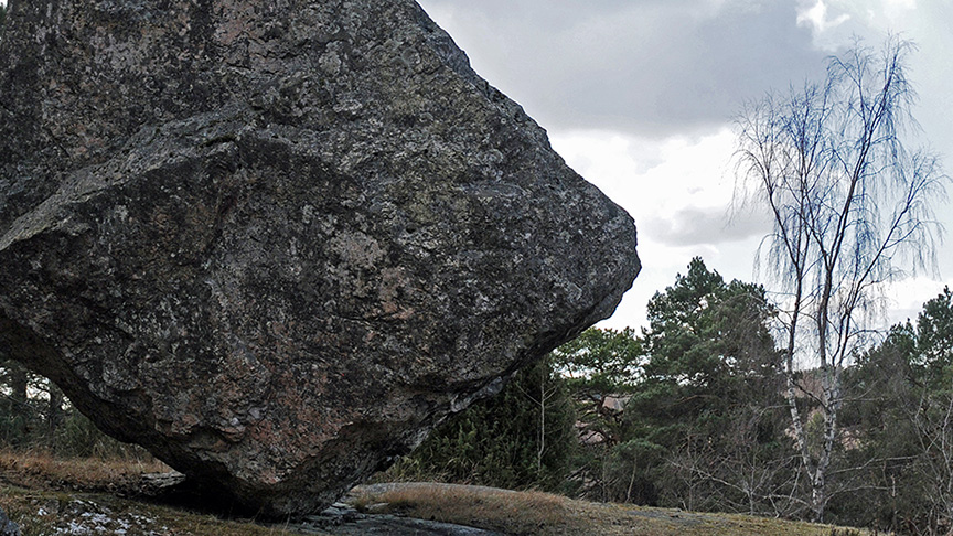 En ovanligt formad sten balanserar på en spets.