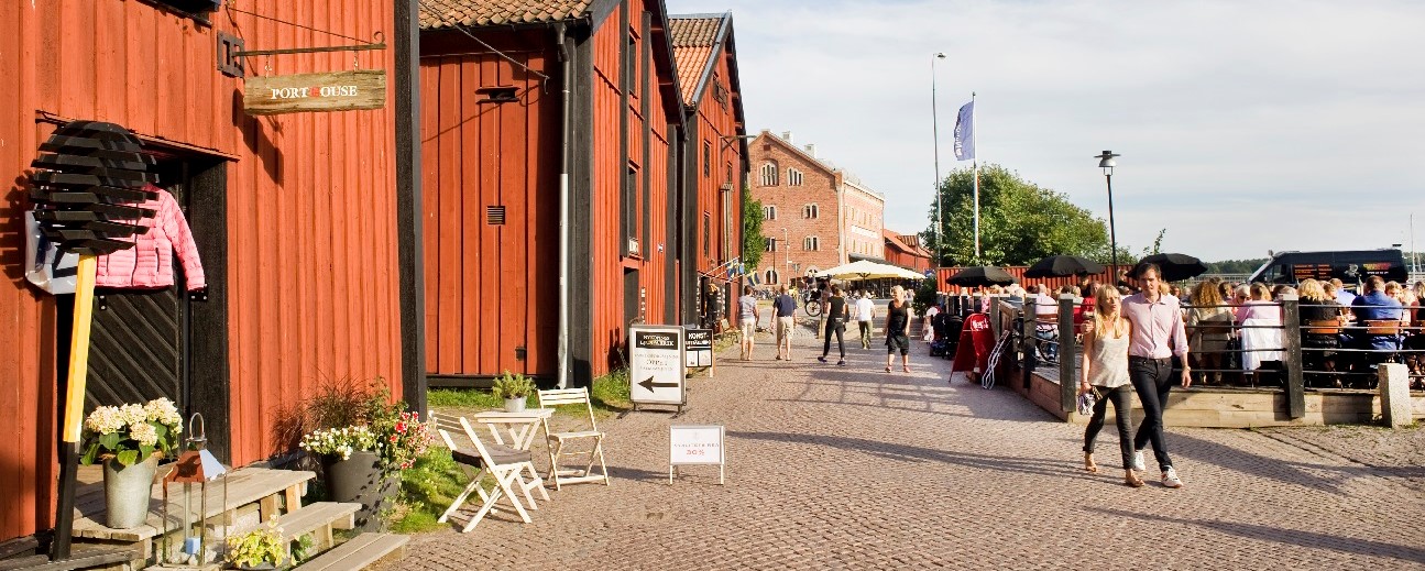 Röd- och svartmålade trähus vid Nyköpings hamn.