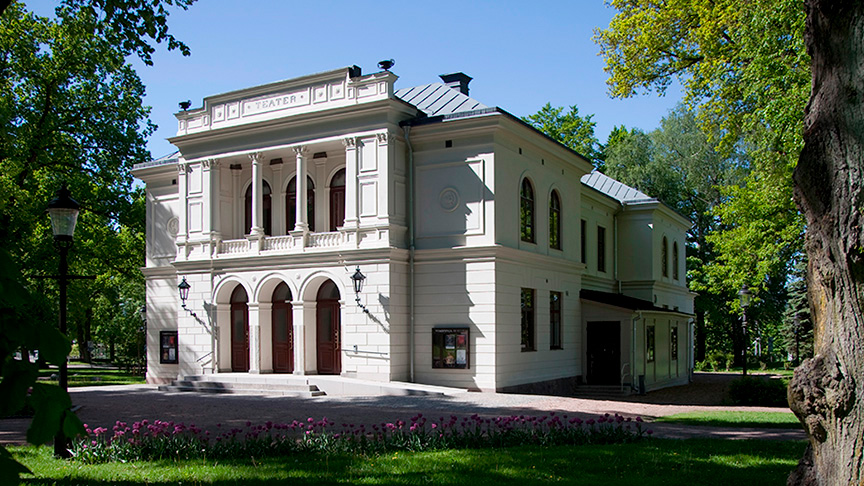 Nyköpings Teaters vita byggnad i en park.
