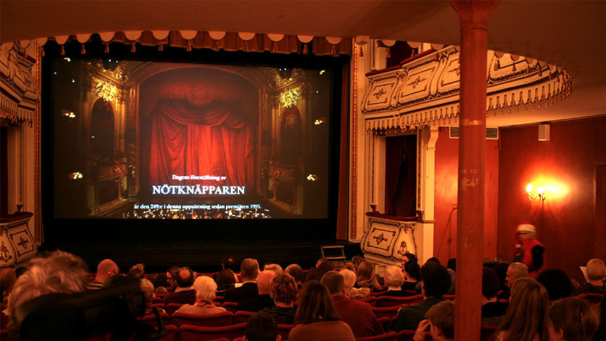Interiör från Nyköpings Teater publik som ser Live på bio