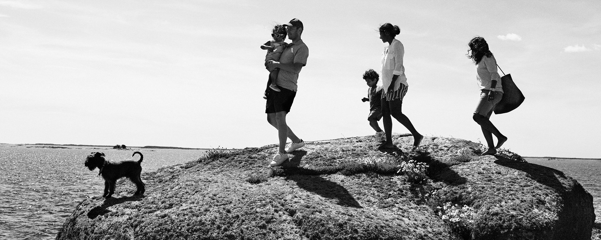 Familj på klippor vid havet